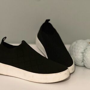 Women’s Steve Madden Knitted upper Black Slip On Shoes.  Size is 8.5 M.